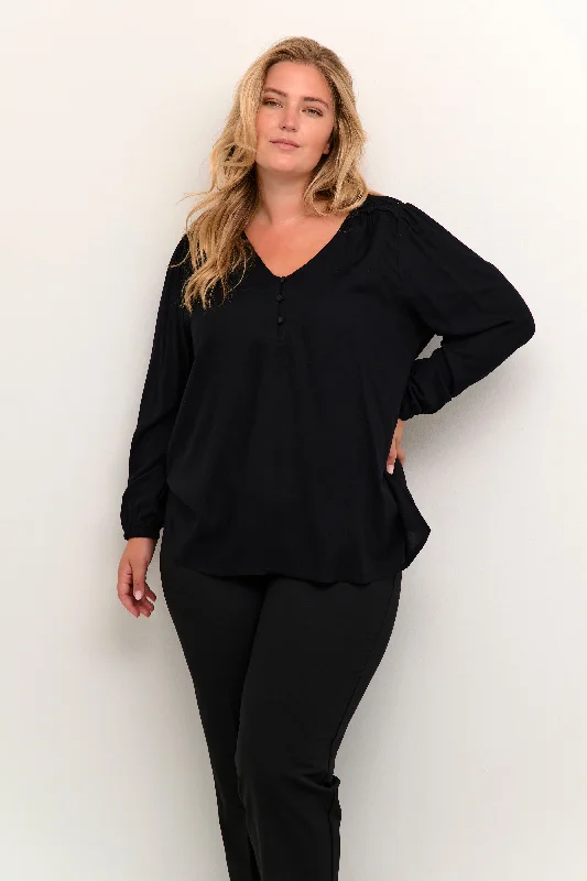 schwarze Bluse mit Spitze an den Schultern