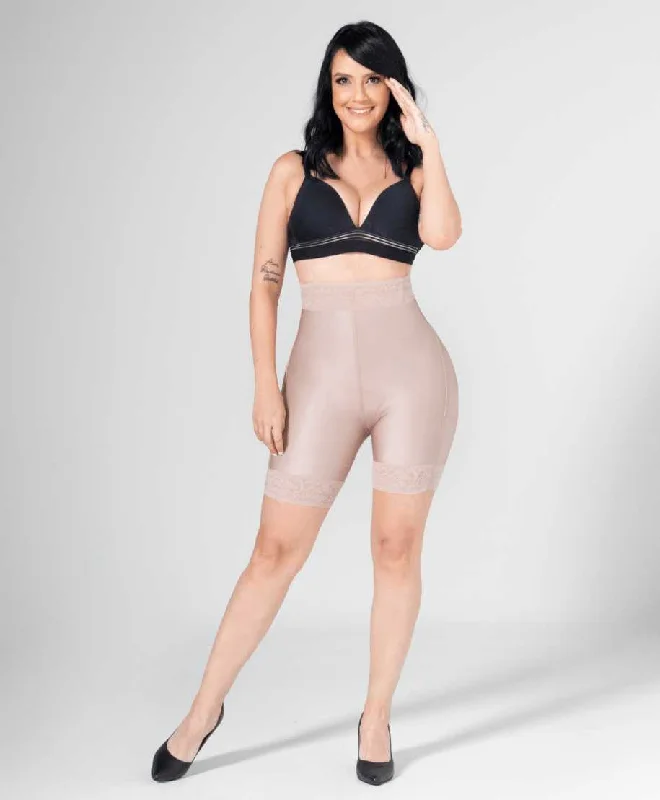 High-waisted and light compression shaping short.