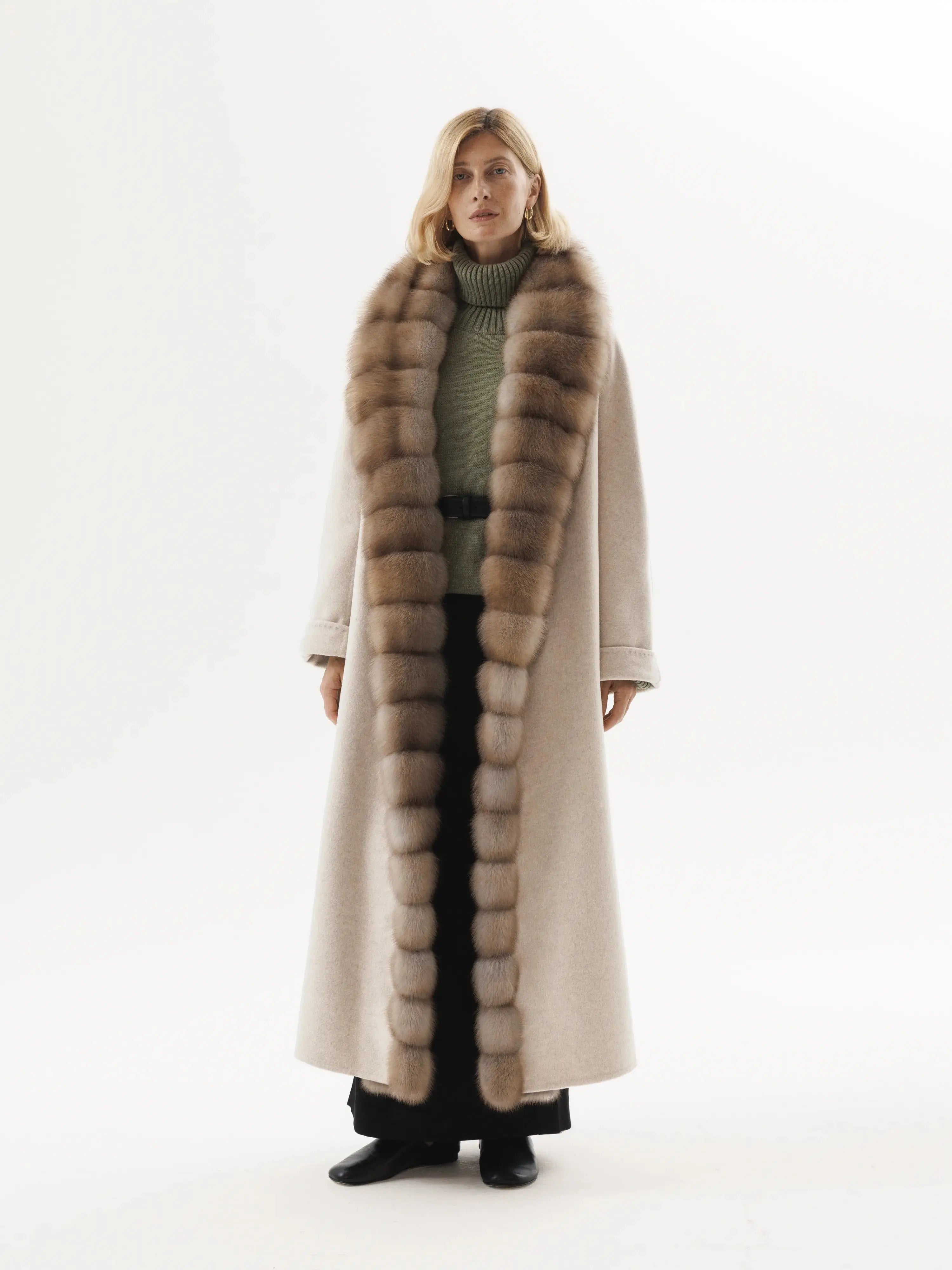 Cashmere coat with marten fur collar