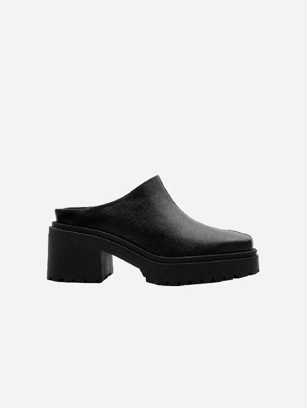 Squared Vegea Grape Leather Mules | Black