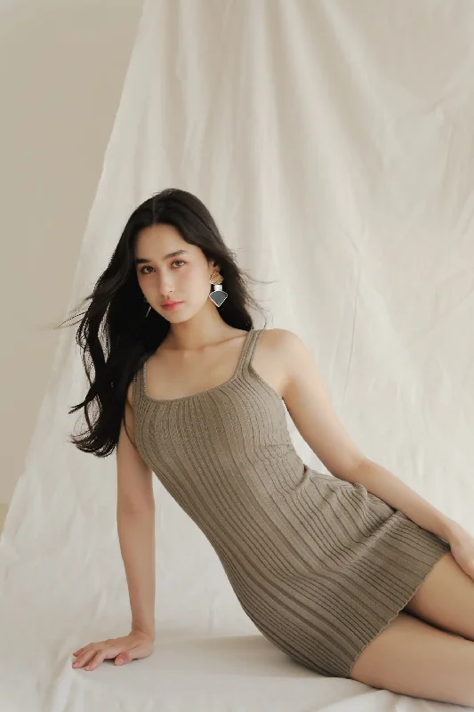 Wide Ribbed Knit Mini Bra Dress (坑條針織U領襯墊洋裝) - 棕卡、中杏 L